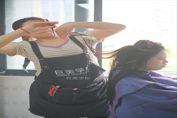 40歲學理發，還能跟上節奏嗎?